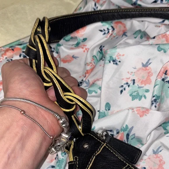 EXTREMELY RARE MCM Black Leather Shoulder Bag with Braided Strap and Gold Accent - Picture 4 of 8